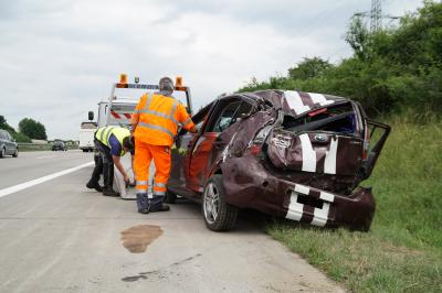 PKW kommt von der Fahrbahn ab und ueberschlaegt sich auf der A8 kurz nach Wendlingen